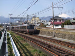 小田急線側から望む…右の線路が、奥で御殿場線の松田駅へと繋がっています