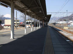 松田駅…奥にメインの駅舎が見えます