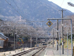 山北駅にて…奥が御殿場方面で、上り勾配になっています