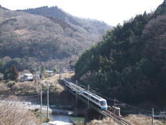 山間部を走る、小田急２００００形の特急“あさぎり”号