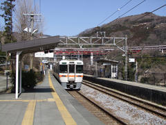 山間部の無人駅、谷峨駅にて…背後は東名高速道路