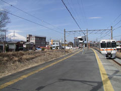 勾配途中にある岩波駅…背後には富士山も！