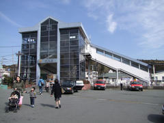 富士山をイメージした駅舎、岩波駅