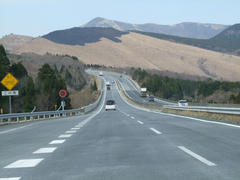起伏の激しい高速道路を通ります
