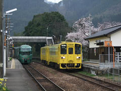 久大本線の看板特急、“ゆふいんの森”号（左）と普通列車（右）…同じく夜明駅にて