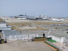 スカイビューから関西空港ターミナルを望む