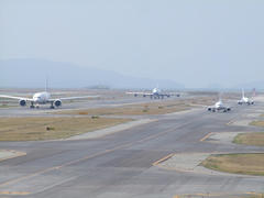 色々な飛行機がこちらに向かってきてます