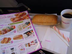 機内のメニューと、頼んだサンドイッチとコーヒー