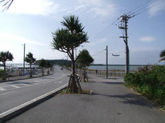 瀬長島への道…奥には飛行機が…