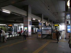 バスと同一平面上の、黒崎駅前駅