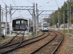 楠橋駅より、車両基地を望む