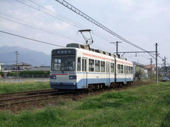 遠賀野駅付近を走る３０００形…筑豊地区らしく、低めの山が多くあります