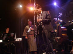 今回唯一のバラード、“Circle”演奏中