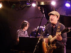 迫力ある歌声を聴かせていきます♪