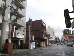 ホテル前の道にて…雨が直前まで降っていた名残がありますね
