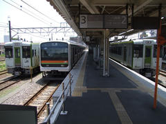 ＪＲ川越線（中央）で高麗川駅まで行き、そこから八高線（右）へ…