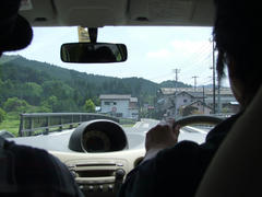 車を走らせ、山の奥へ…