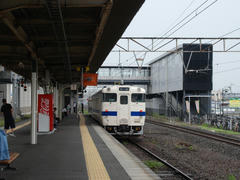 宇土駅の１番線に停車中の、三角駅行き