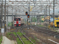 宇土駅南側風景…写真の車両は鹿児島本線のもので、三角線の線路は右側に枝分かれしていきます