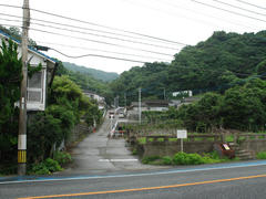 国道から見た、赤瀬駅への道…この坂を、どんどん上っていくと駅に辿り着きます