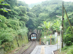 赤瀬駅を出ると、列車はすぐにトンネルに入ります