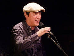 １曲、丸本さんはギターを弾かず、自分のピアノだけをバックに熱唱！