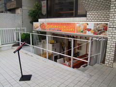 半地下に位置するお店でした