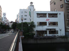 川沿い建っていた Smoky