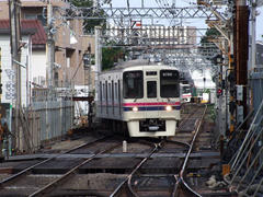 上り線（左）から下り線（右）に転線中…背後にも列車が…