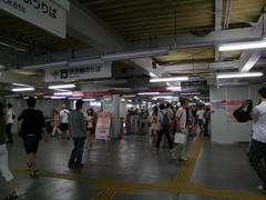 仮の状態が続いていた調布駅改札口