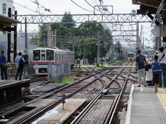 調布駅の八王子駅（橋本駅）側…左が相模原線で、右が本線の路線となります