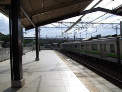 稲城駅の橋本方を望むと、武蔵野南線の高架橋が見えます
