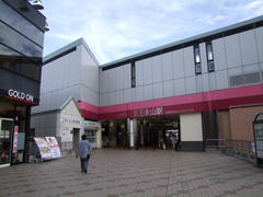 京王永山駅（駅の反対側は、小田急永山駅の表示）