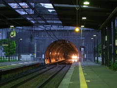 多摩境駅…丘陵地帯を抜けた所に位置する為、トンネルが駅に接近しております