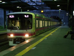 多摩境駅に到着する、京王８０００系