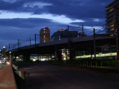 ＪＲ横浜線、ＪＲ相模線を越え、橋本駅に到着です