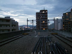 橋本駅の終端の先にはマンションが…