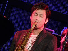 TRI4TH の“顔”とも言える、藤田淳之介（Sax）