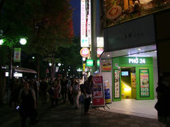 黄緑色のお店なので、すぐ分かります♪