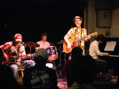 ツアーの最後の共演となった、八幡（福岡）の Delsol Cafe というお店にて