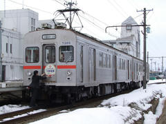 逆側は、先頭車改造が施されていました