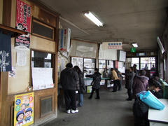 駅舎内もこの通り…中の蕎麦屋は結構有名