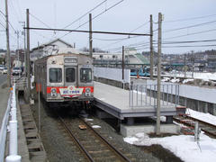 三沢駅到着！…背後には青い森鉄道線が…
