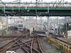 右は東武野田線。左の電車は、下り東北本線