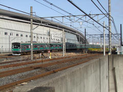 鉄道博物館をバックに走る、川越線（埼京線）の列車