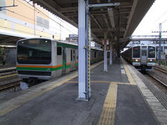 鴻巣駅にて…右が２１１系