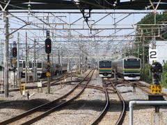 籠原駅の高崎寄り。右から２番目に、付属５両編成が停車中