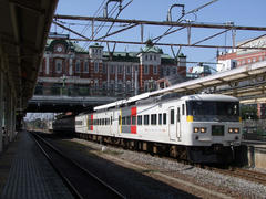 ホームからも、この特徴ある駅舎は望めます