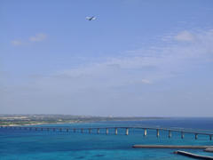 来間大橋と、着陸寸前の飛行機をパチリ♪