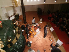 大仏を背に、演奏を繰り広げていきます